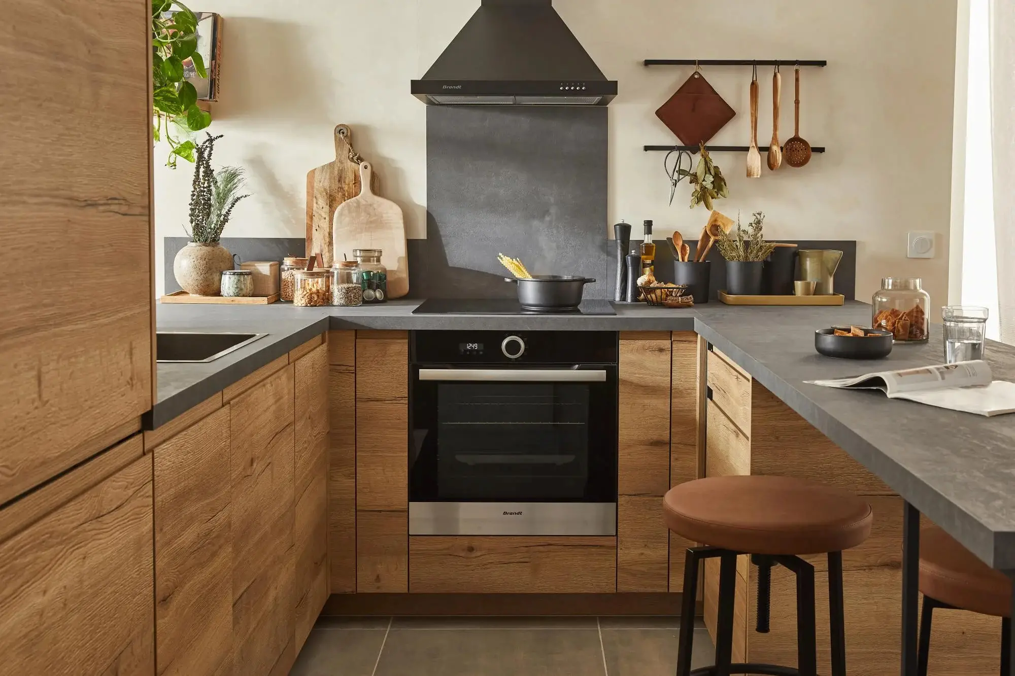 开放式木质厨房设计，现代而温馨-4