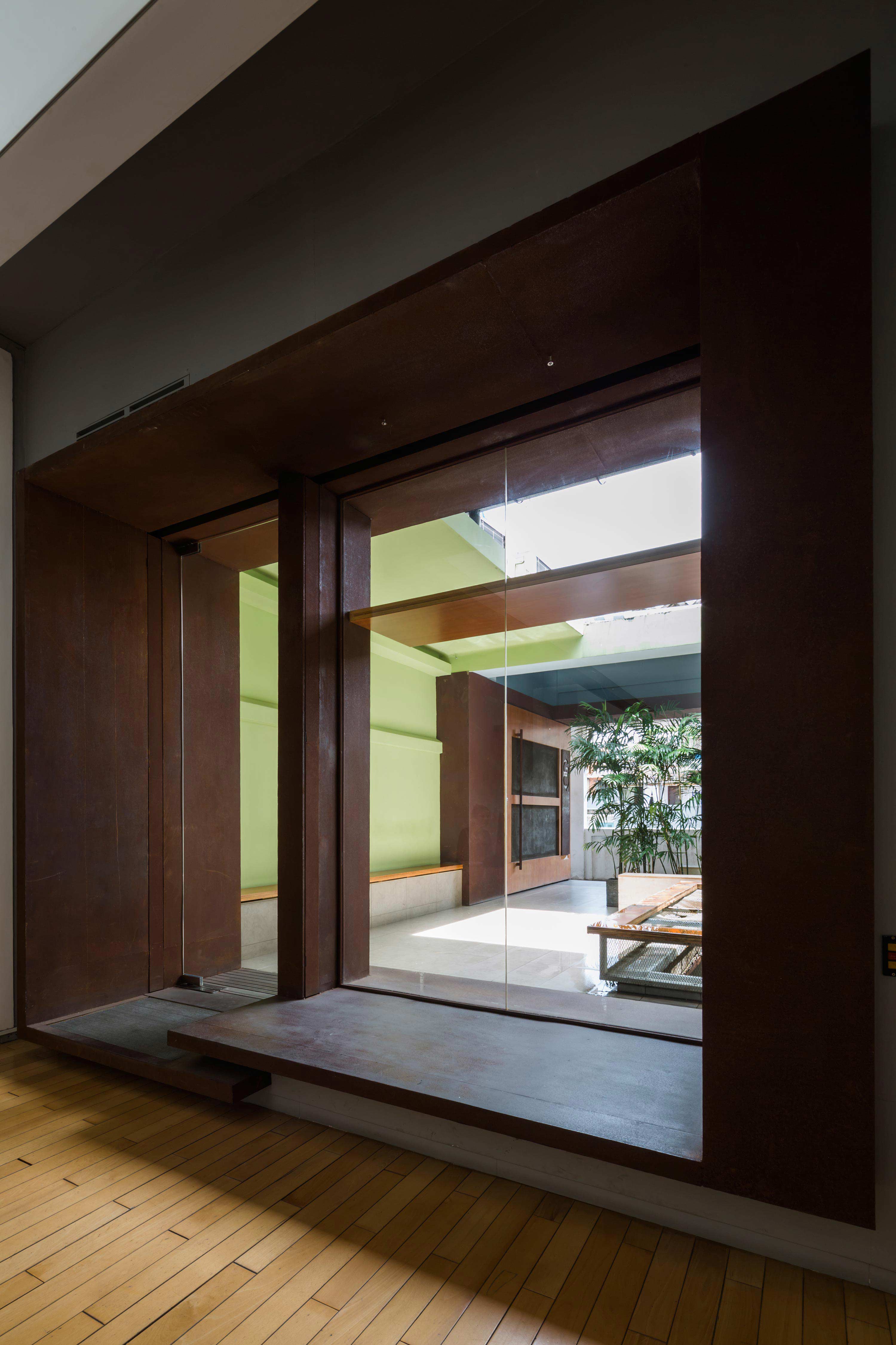 嵌入历史的临时艺术空间-19