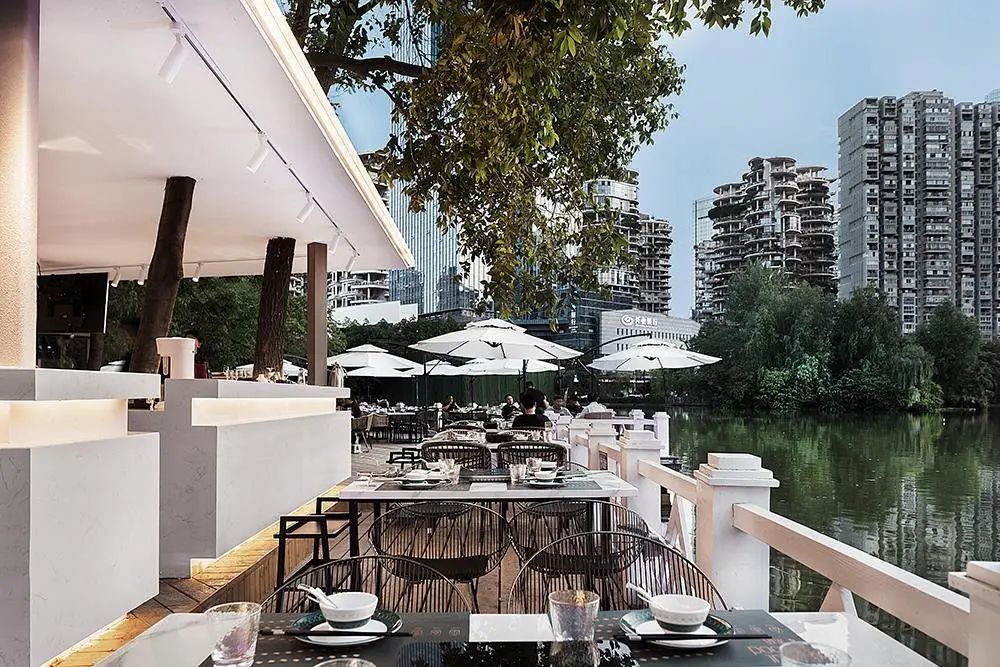 成都湖畔树屋餐厅 | 现代浪漫的白色空间-40