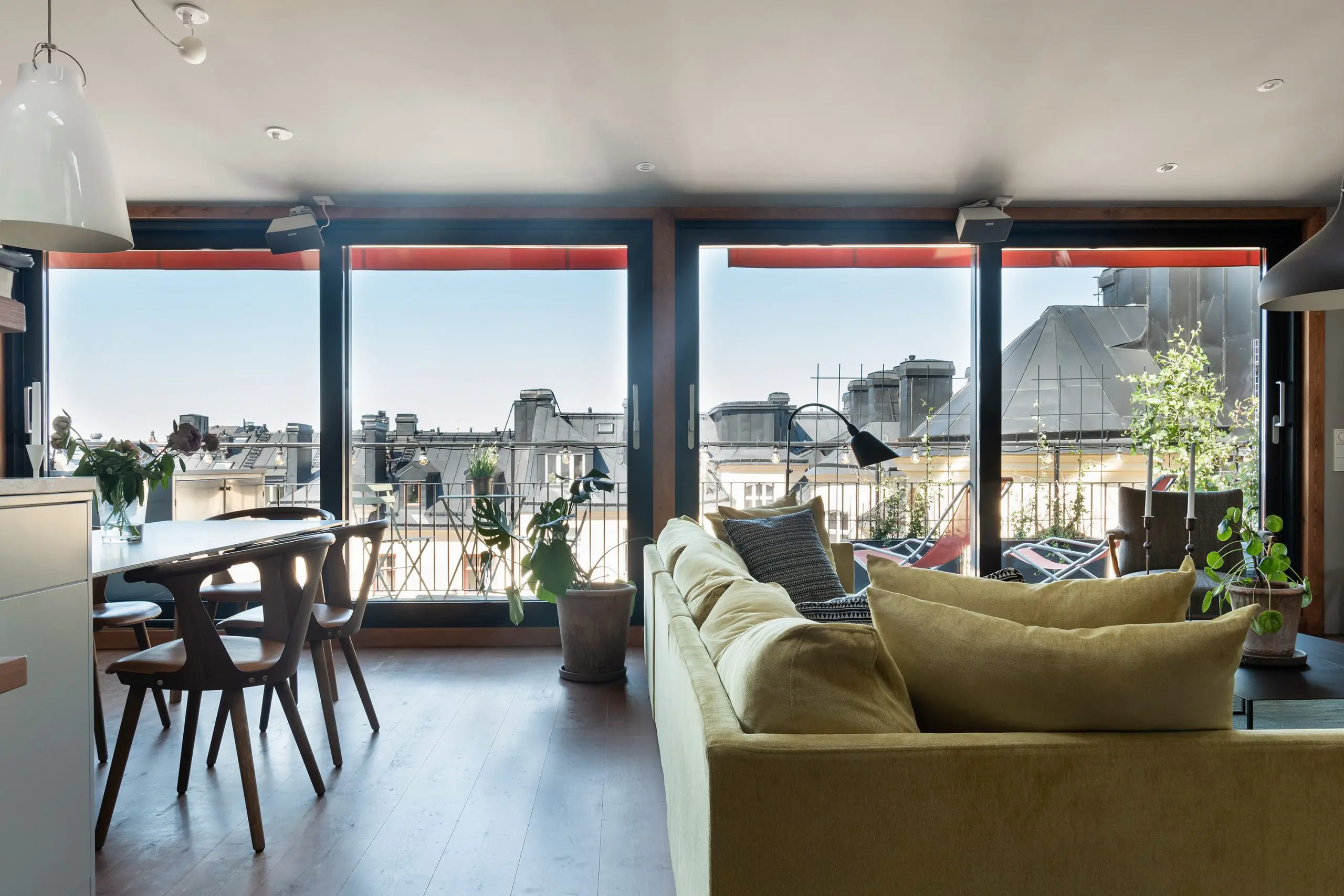 瑞典顶层公寓的玻璃阁楼办公室-4