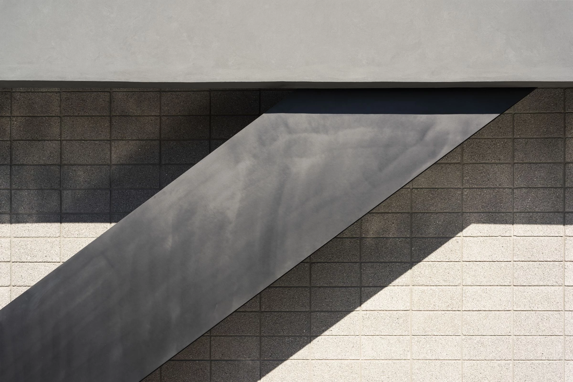 亚利桑那州斯科茨代尔的 Troon 现代住宅，融入自然的几何之美-17