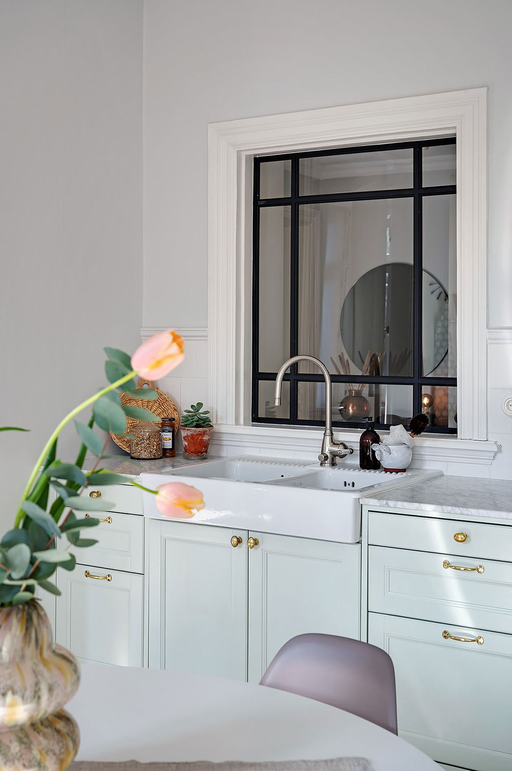 北欧风格公寓的彩色厨房设计-2