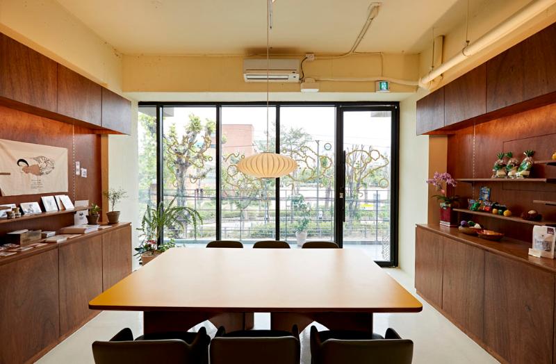 黄色桌点亮的 20 平米宠物食品店-11