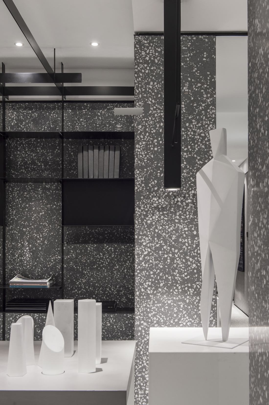 140平米爆改为一室，宠物鲨鱼的黑白世界极简至极-11