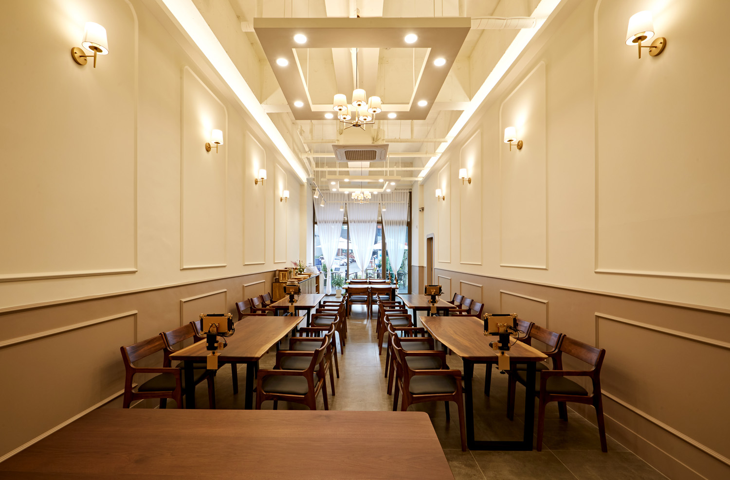 白色与木材，打造 16 平米的极简派对空间-7