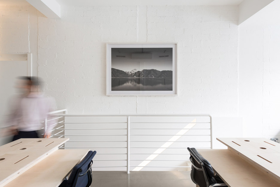 伦敦现代住宅办公室的定制家具与艺术品搭配-6