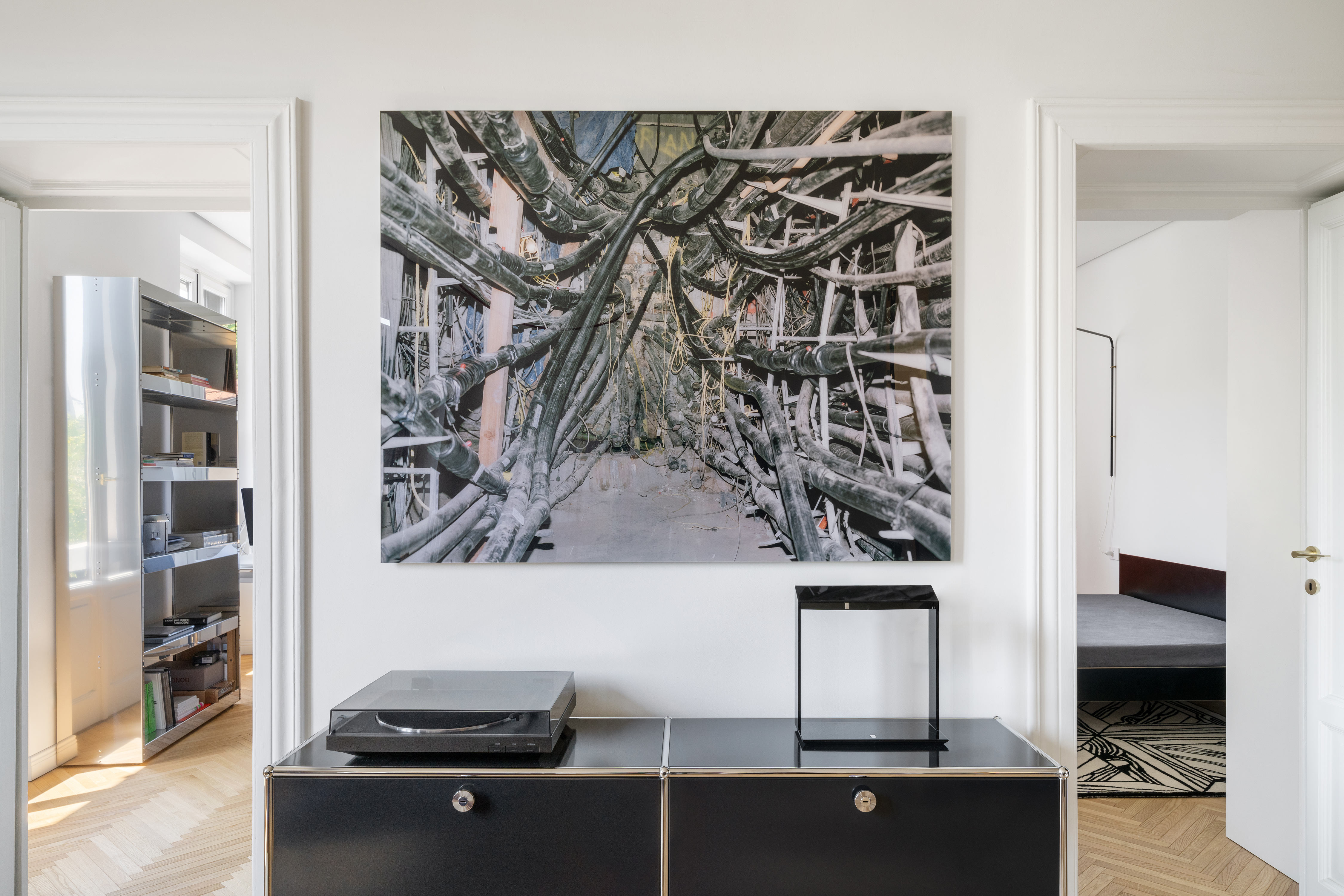 MMMM Apartment: A Milan Home Shaped 丨 Heritage and Bold Contrast-5