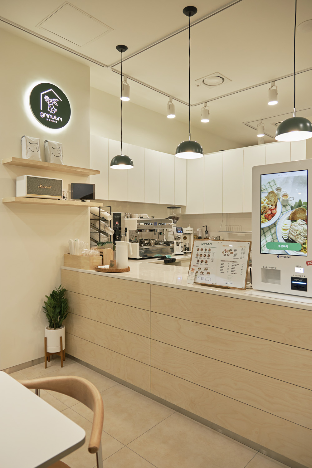 十坪现代简约双色酸奶店设计，展现极简美学魅力-11