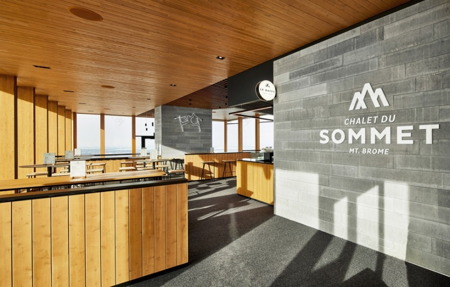 Bromont 山顶小屋 | 自然与人工的巧妙结合-23