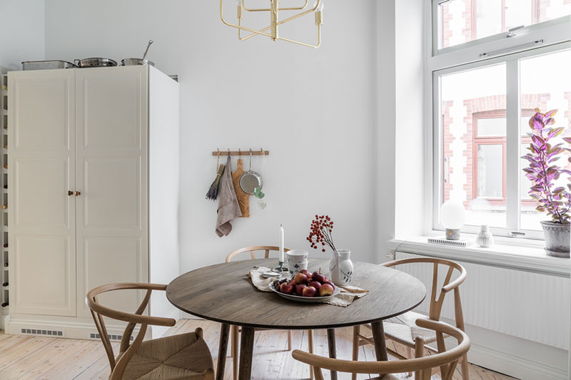 瑞典温馨公寓 | 木质元素与暖色调的完美融合-24