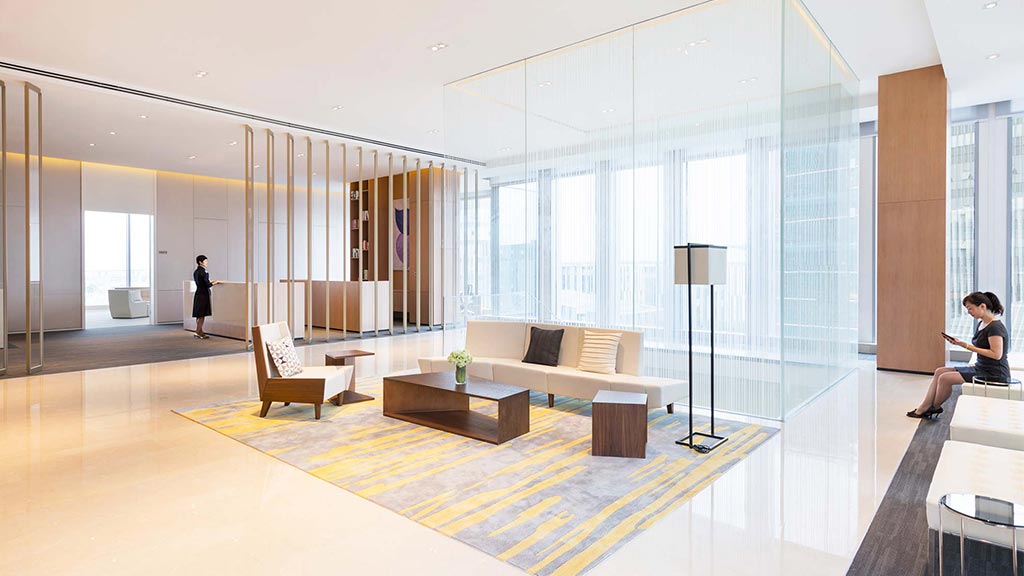 玻璃幕墙中的活力办公空间-1