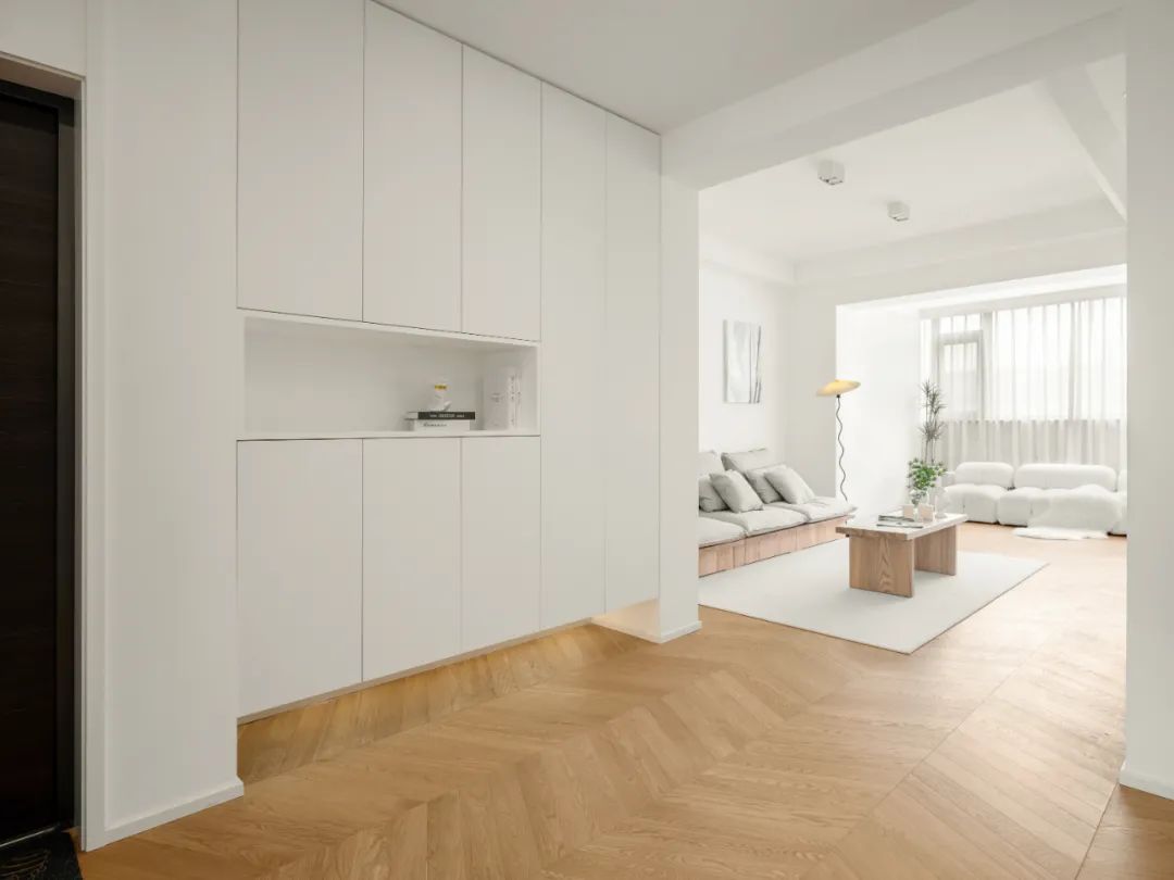 纯白++木色,打造舒适惬意的顶楼复式丨中国南京丨山舍建筑设计-4