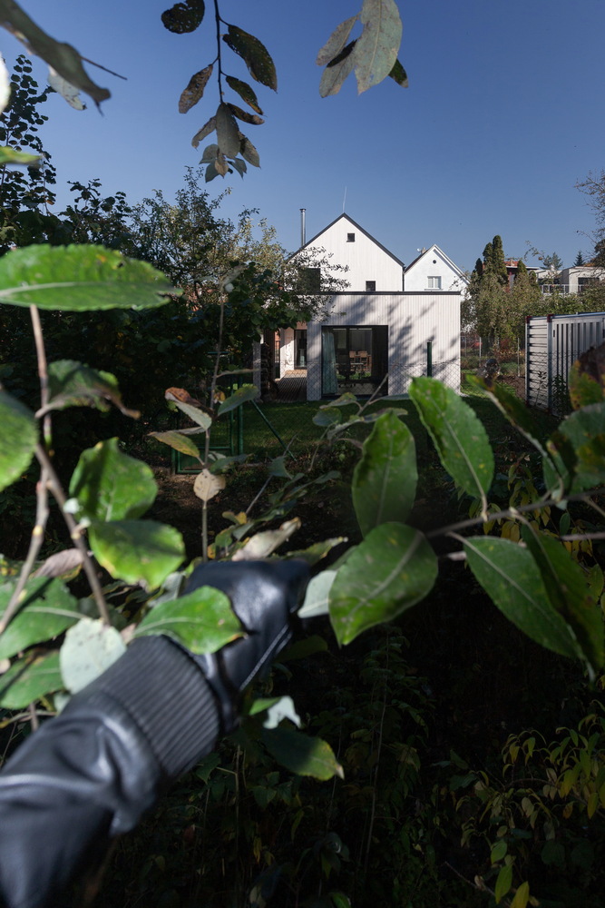 布拉格城市绿洲 · 家庭住宅与后院书房的共生设计-45