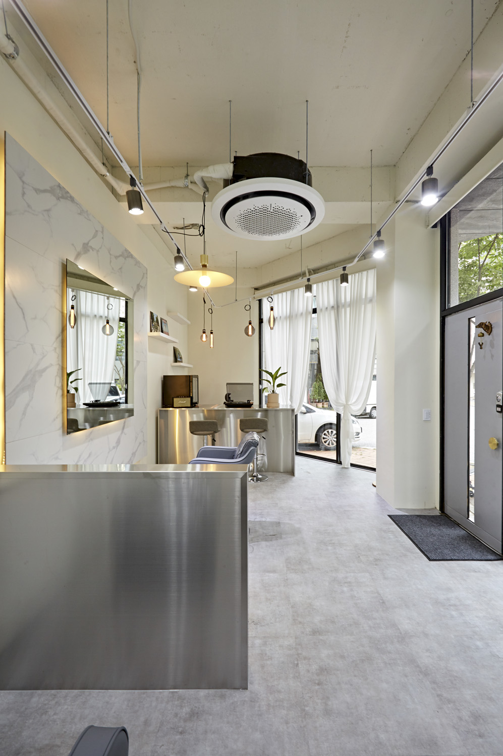 10 坪男性专用美容室设计，极简工业风打造舒适空间-7