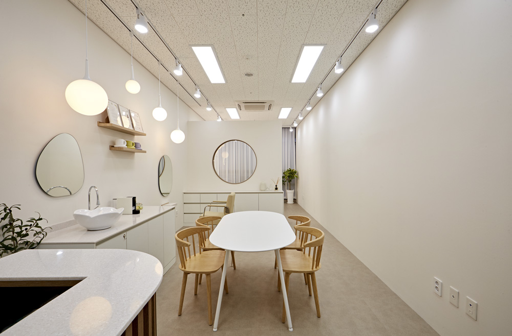 简约风格 10 坪美妆店设计案例-3