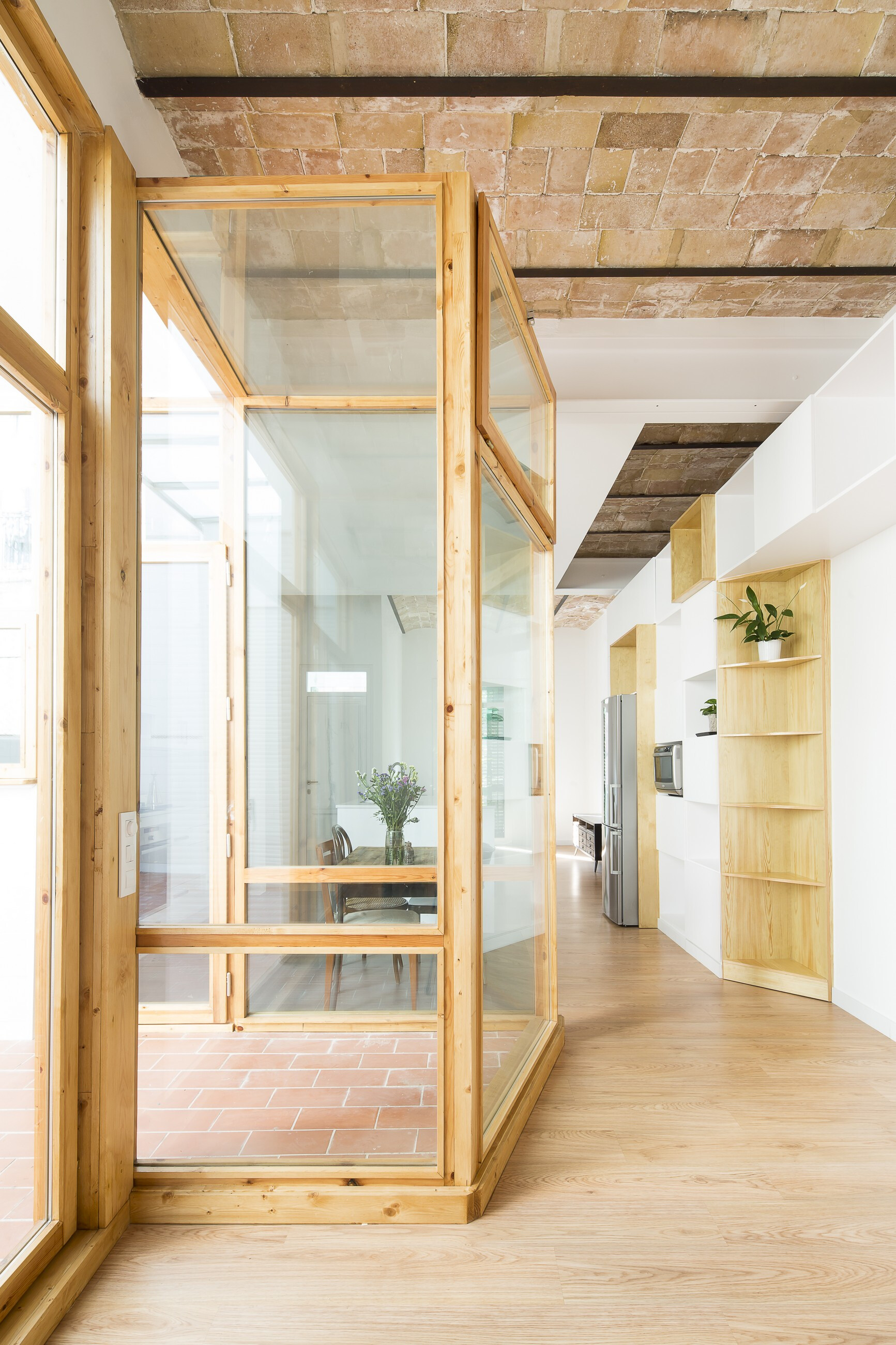 巴塞罗那旧宅翻新，打造室内外一体化生活空间-16