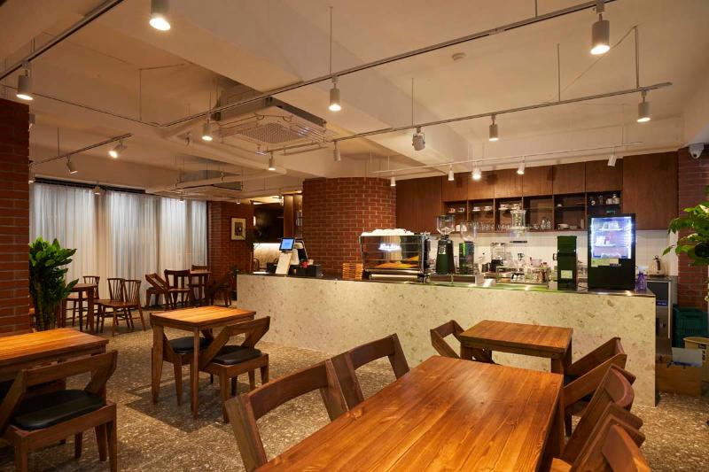 现代简约 22 平米咖啡厅，大理石与木头的温馨空间-3