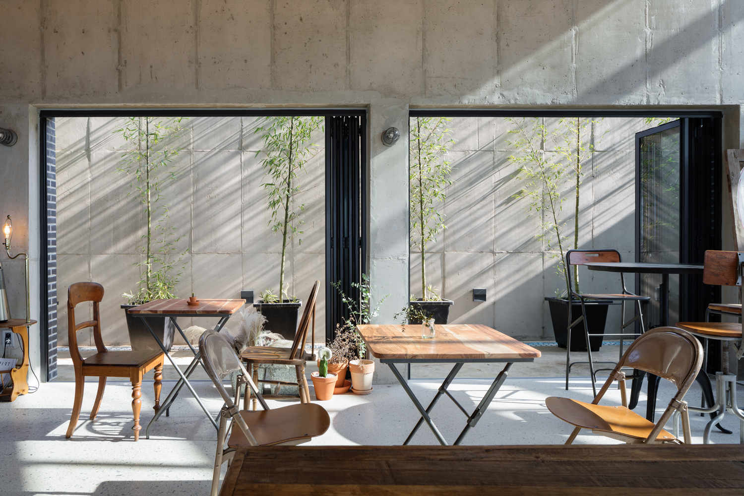 融入自然的简约咖啡馆-87