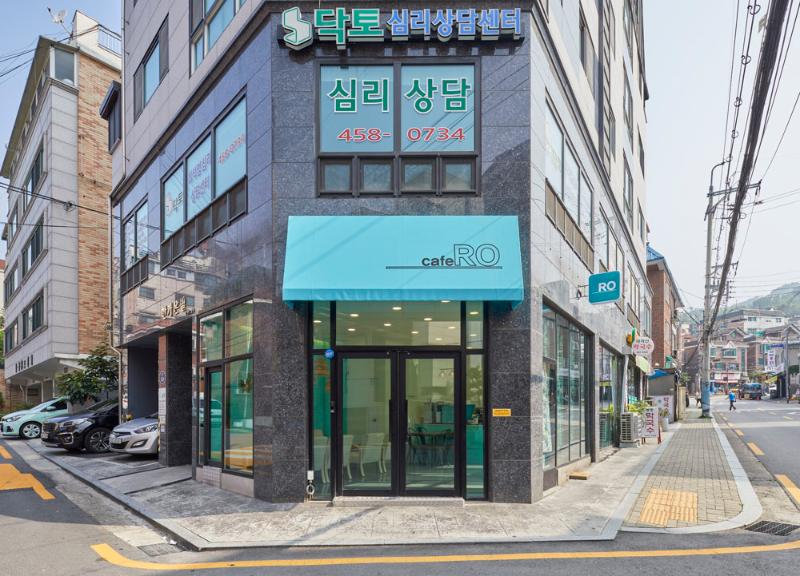 十平米咖啡店的缤纷色彩设计-12