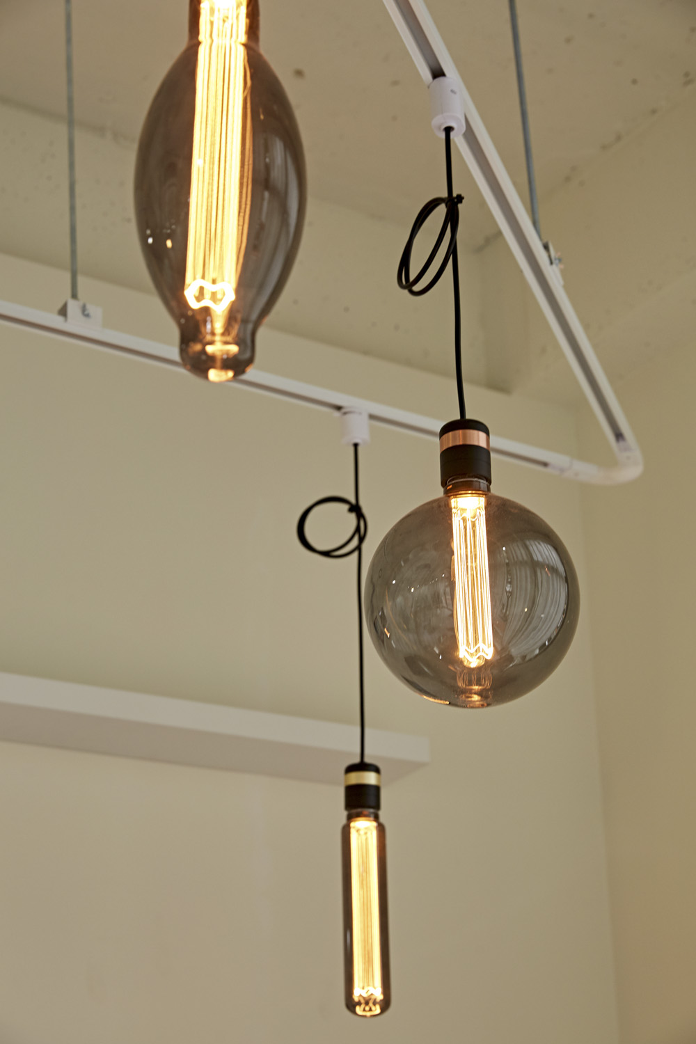 10 坪男性专用美容室设计，极简工业风打造舒适空间-14