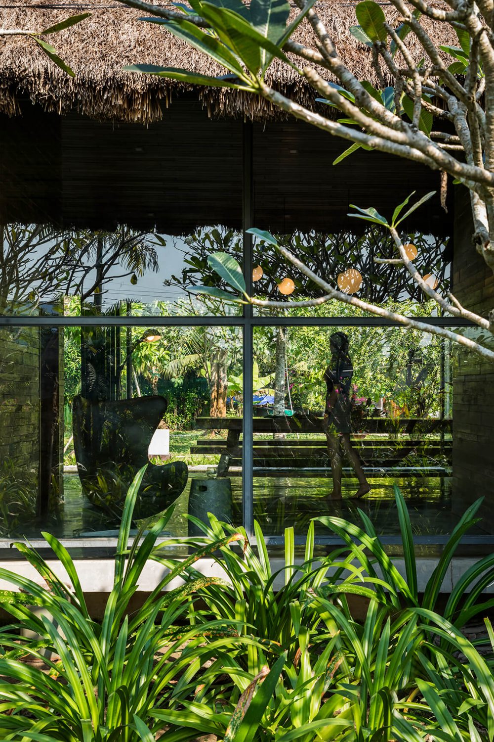 Am House · 越南带茅草屋顶的花园住宅-20