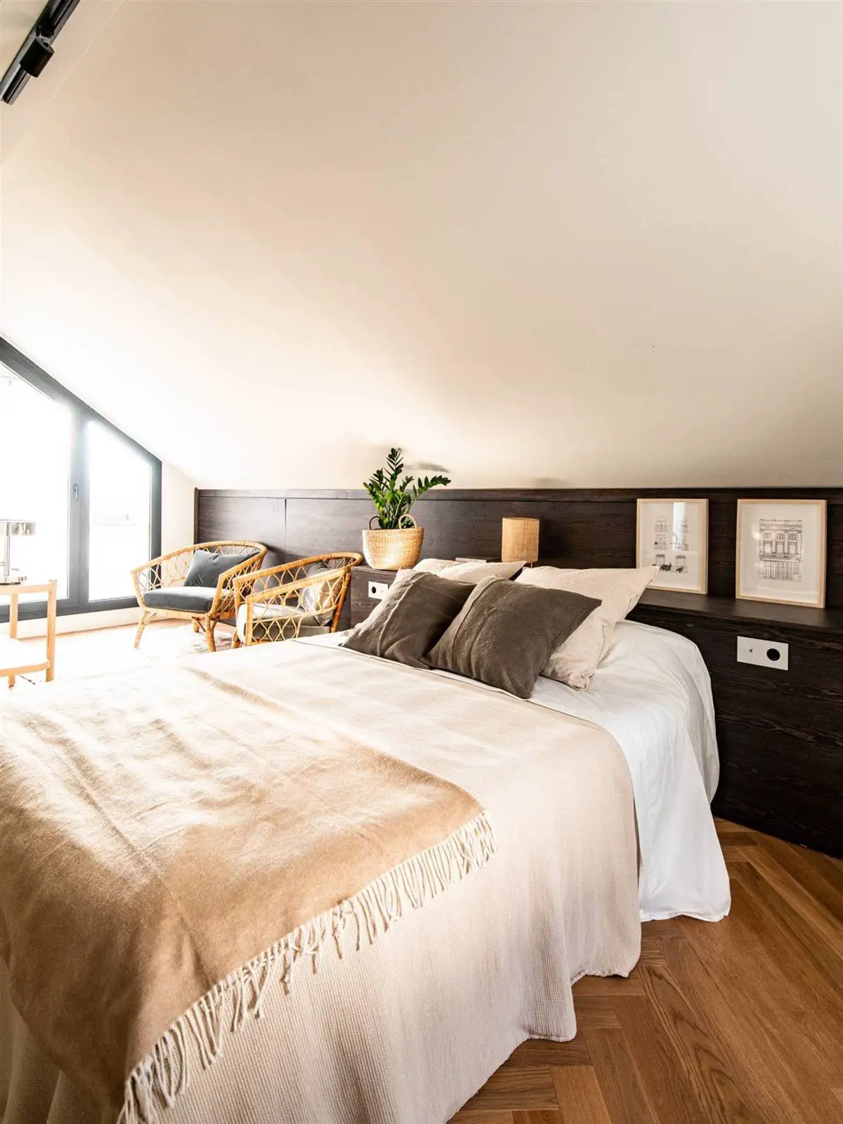 海景西班牙公寓 | 自然编织家具的温暖魅力-11