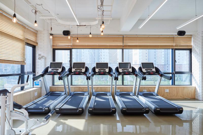 现代明亮 60 平健身中心，专业与时尚的完美融合-5