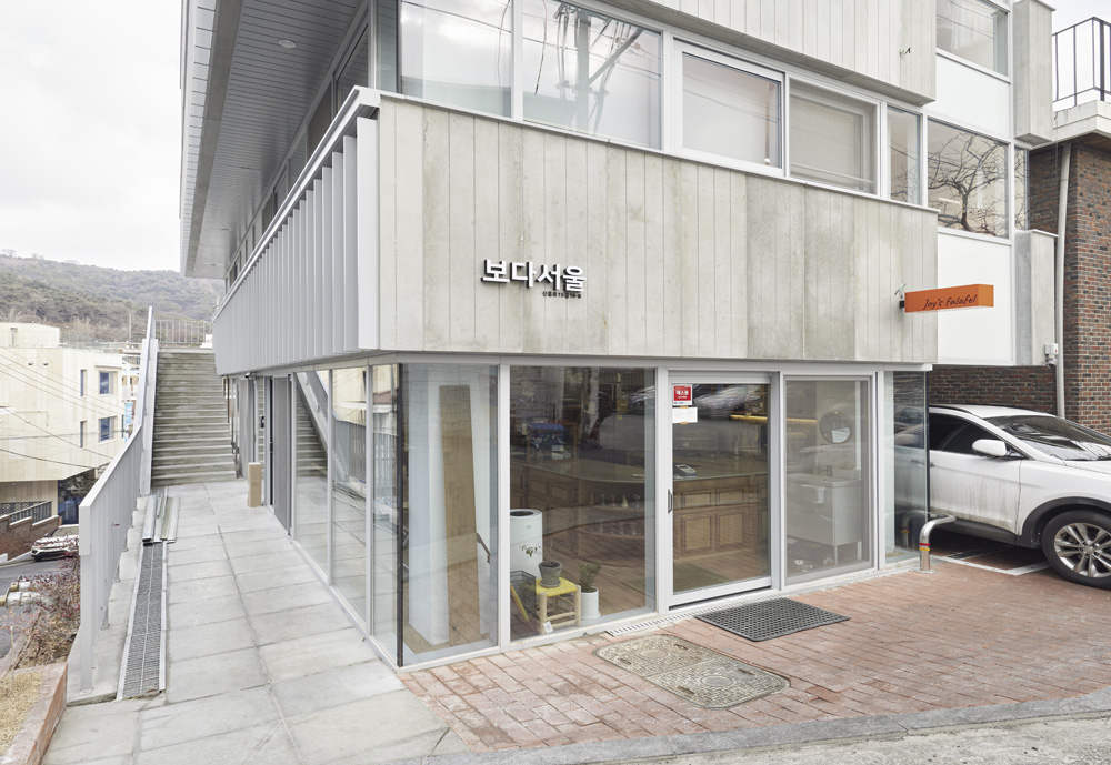 白色与原木的温馨邂逅——解读 JOISSPALAFEL 餐厅设计-3