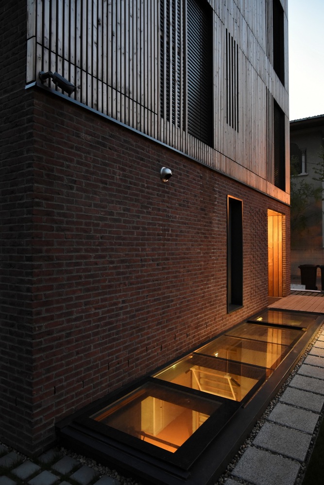 罗马尼亚四口之家垂直住宅，自然材料与光影共舞-66