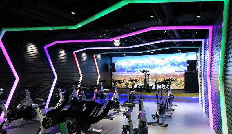 明星健身·汽车工业风奢华健身会所-4