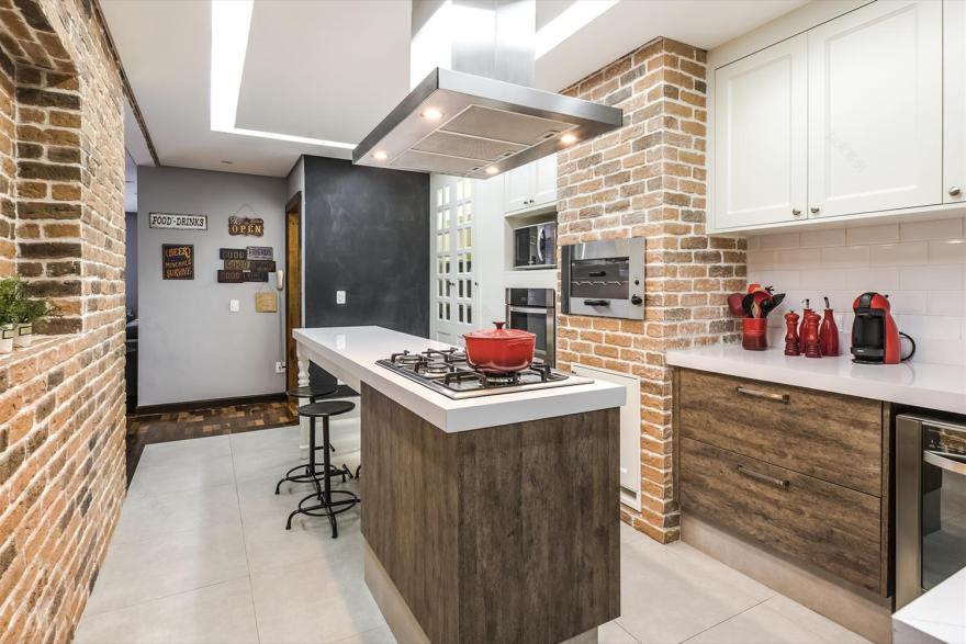 巴西 15 平米小厨房设计,砖块与橙色碰撞出个性空间-3