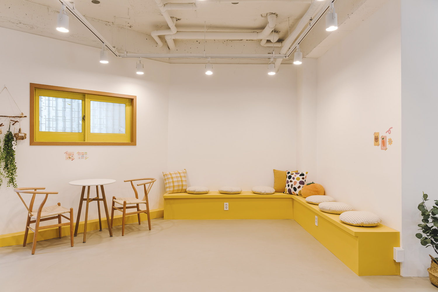 黄色亮点可爱风，20 平米甜品咖啡厅设计成本-7