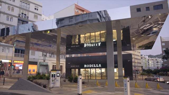 光影交织的电动汽车充电站-27