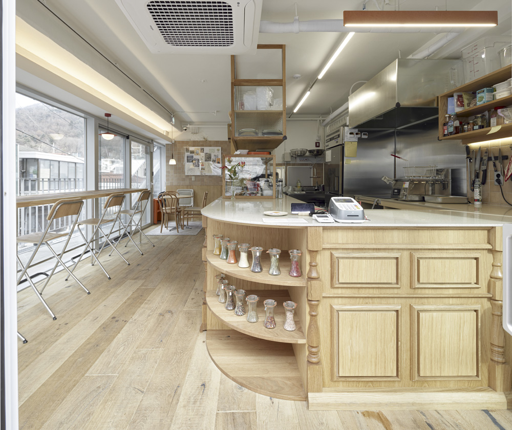 白色与原木的温馨邂逅——解读 JOISSPALAFEL 餐厅设计-4