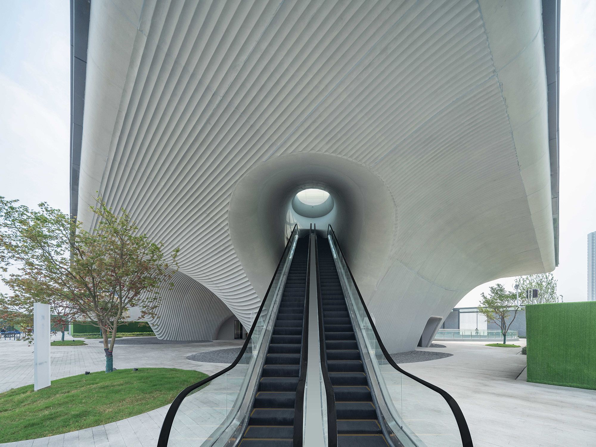 西安沣东新城莱安社区中心：漂浮之门 / EID Architecture -8