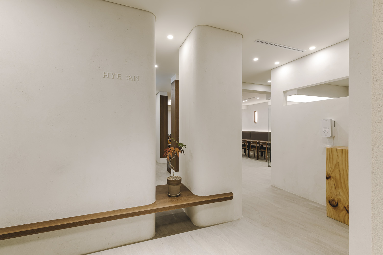 白色与木色，150 平米极简主义韩式餐厅设计-10