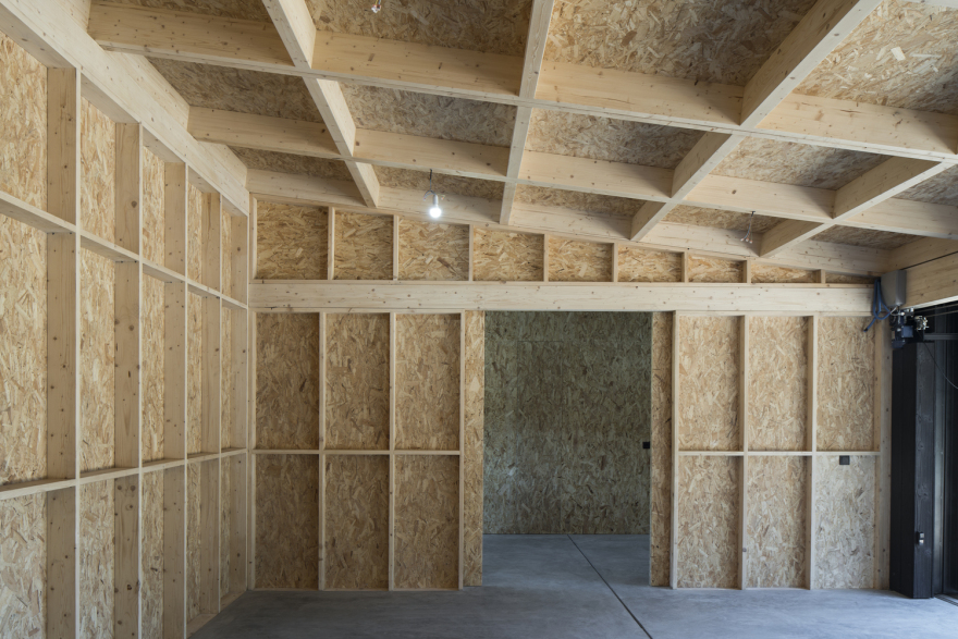 葡萄牙林中的两个黑色小屋-30