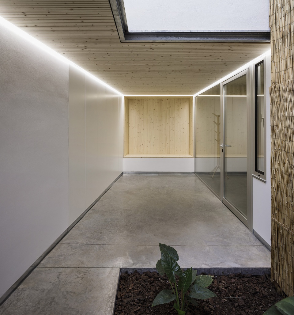 西班牙 Córdoba 街区内院办公室 · 光与影的游戏-31