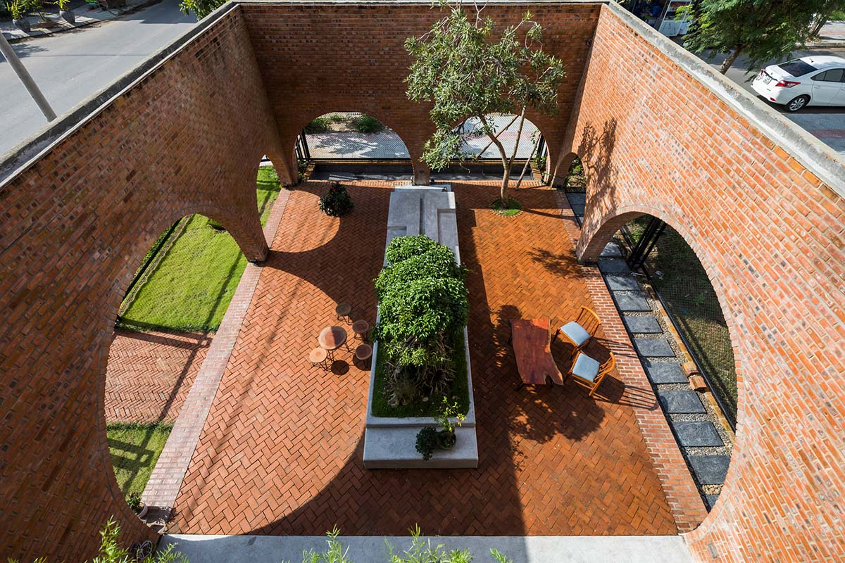 建筑一周 | 法国发起重建巴黎圣母院的竞赛；Isenberg管理学院商业创新中心落成；越南建成兼作咖啡厅与住宅的砖拱建筑 -9