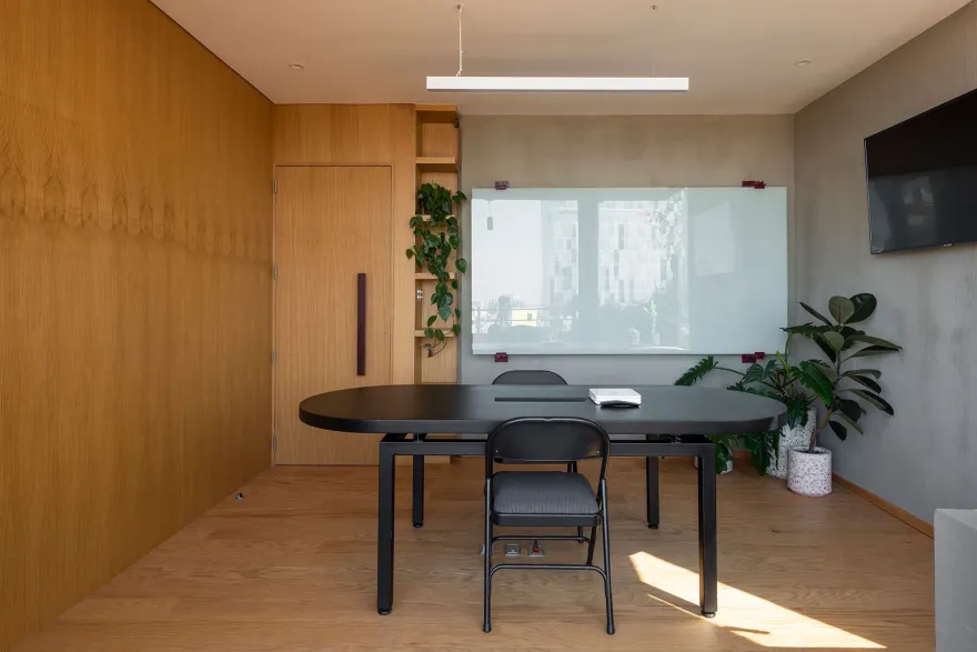 墨西哥城繁忙大道上的空中办公室改造-48