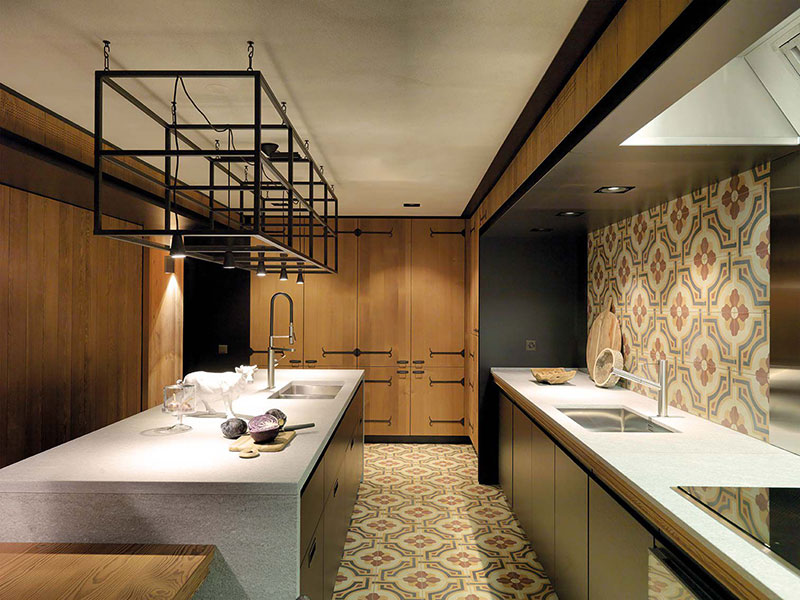 现代瑞士阿尔卑斯山滑雪坡旁小木屋-7