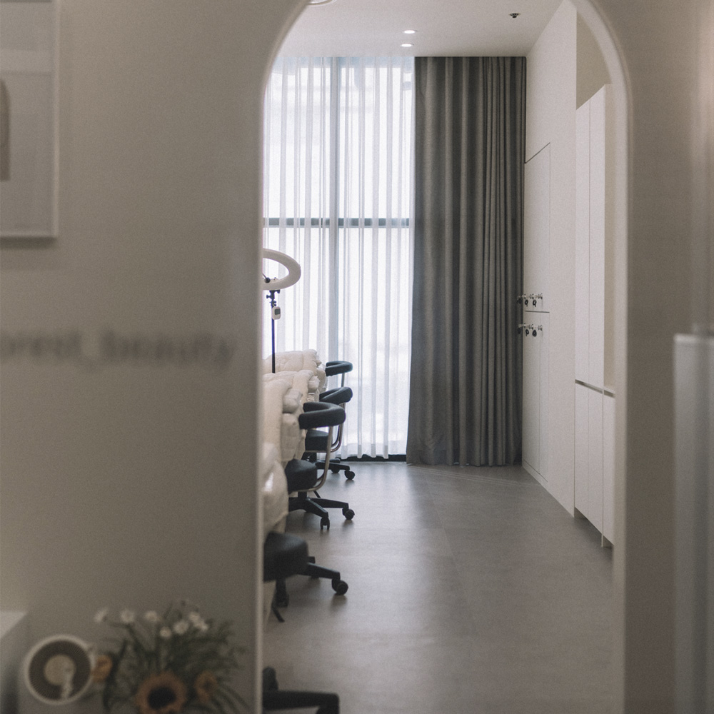 简约时尚 8 平米美妆店设计-11