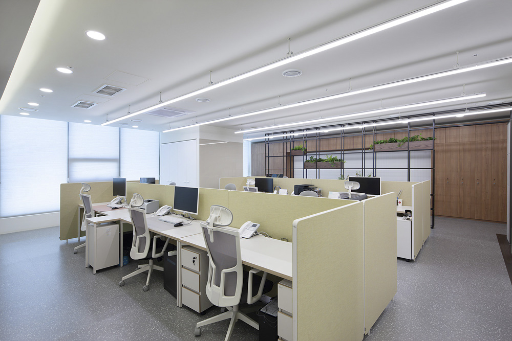 白色调打造 75 平米时尚办公空间-13