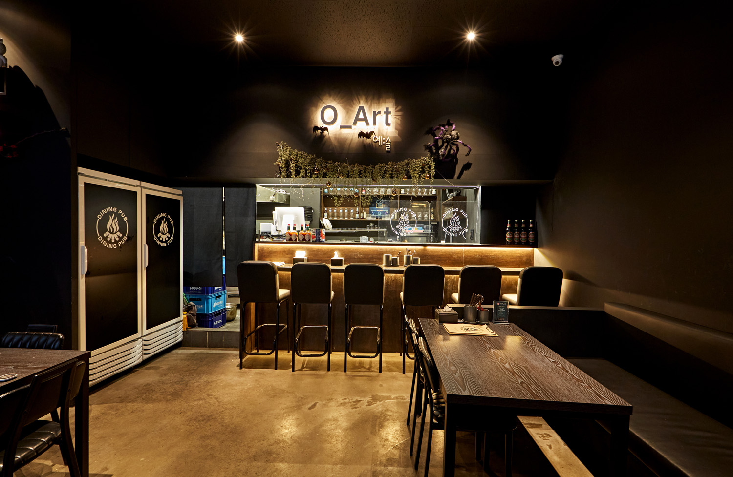 黑色乡村风格的 16 平米小酒馆设计-7