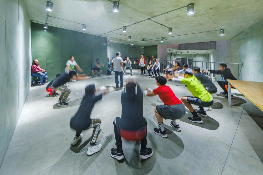 墨西哥市推動 PILARES 計畫:WORKac 與 Ignacio Urquiza Arquitectos 用綠色混凝土建造社區活動中心,在弱勢地區點燃希望之光 | FAM-55