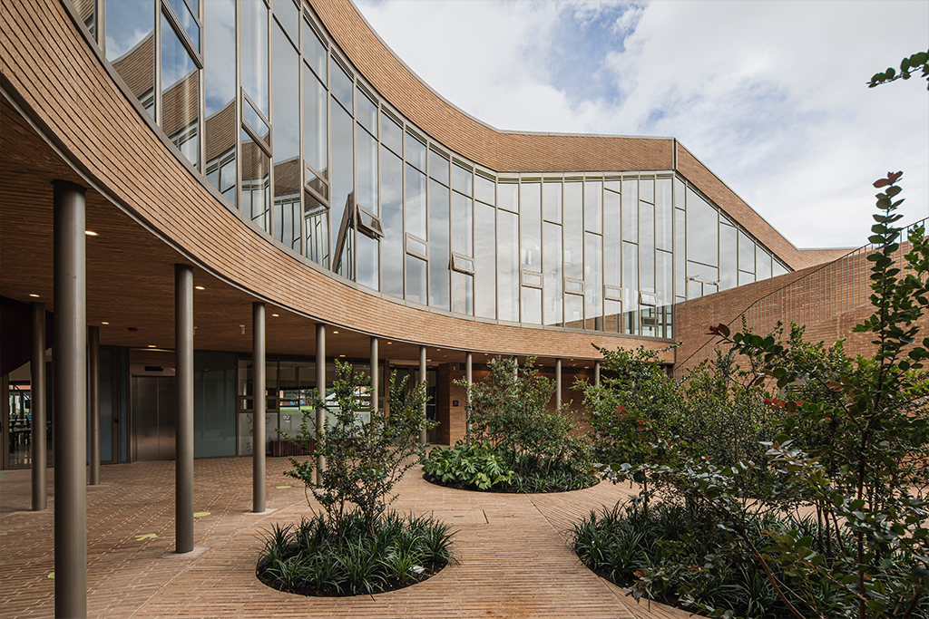 哥伦比亚英裔学前教育机构

注：由于没有足够背景信息，PREESCOLAR一般指学前教育相关，ANGLO常表示英裔、与英语国家相关，COLOMBIANO是哥伦比亚的意思，这样翻译相对能体现整体含义，但可能需结合具体场景进一步精准化 丨Colombia-1