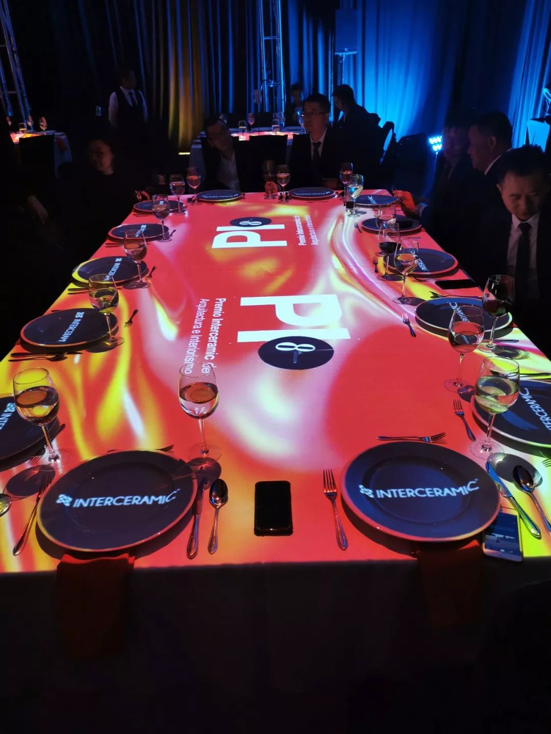 黑白极简,打造 330㎡顶层复式梦空间-12