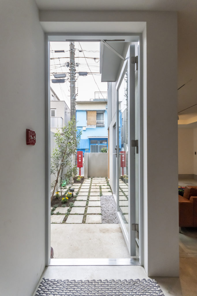 土地の記憶を継承しつつ街とつながる街と家族がほどよい距離感でつながって暮らす | Architecture | 100%LiFE-13