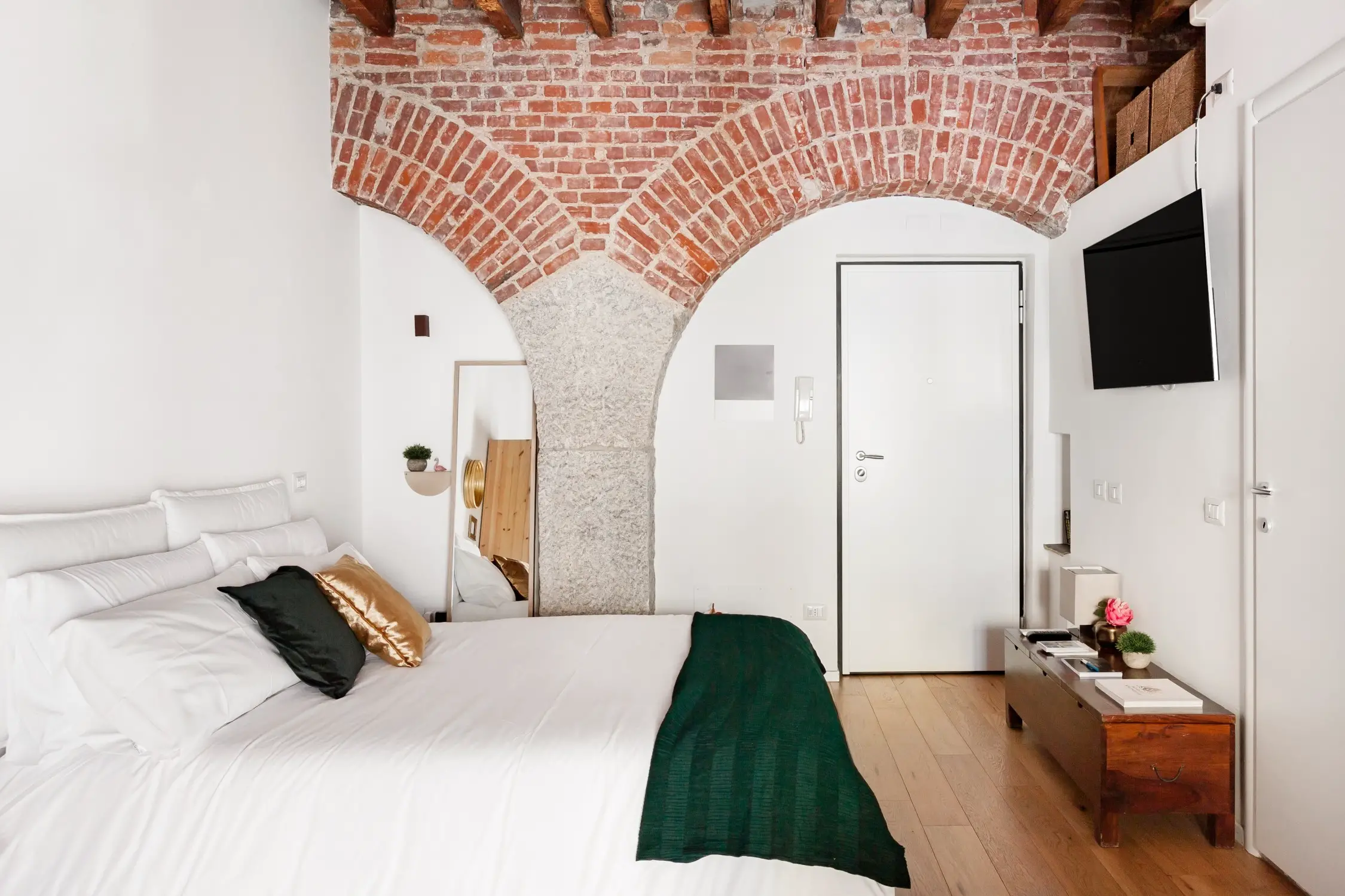 米兰时尚公寓的古砖旧梁魅力-8