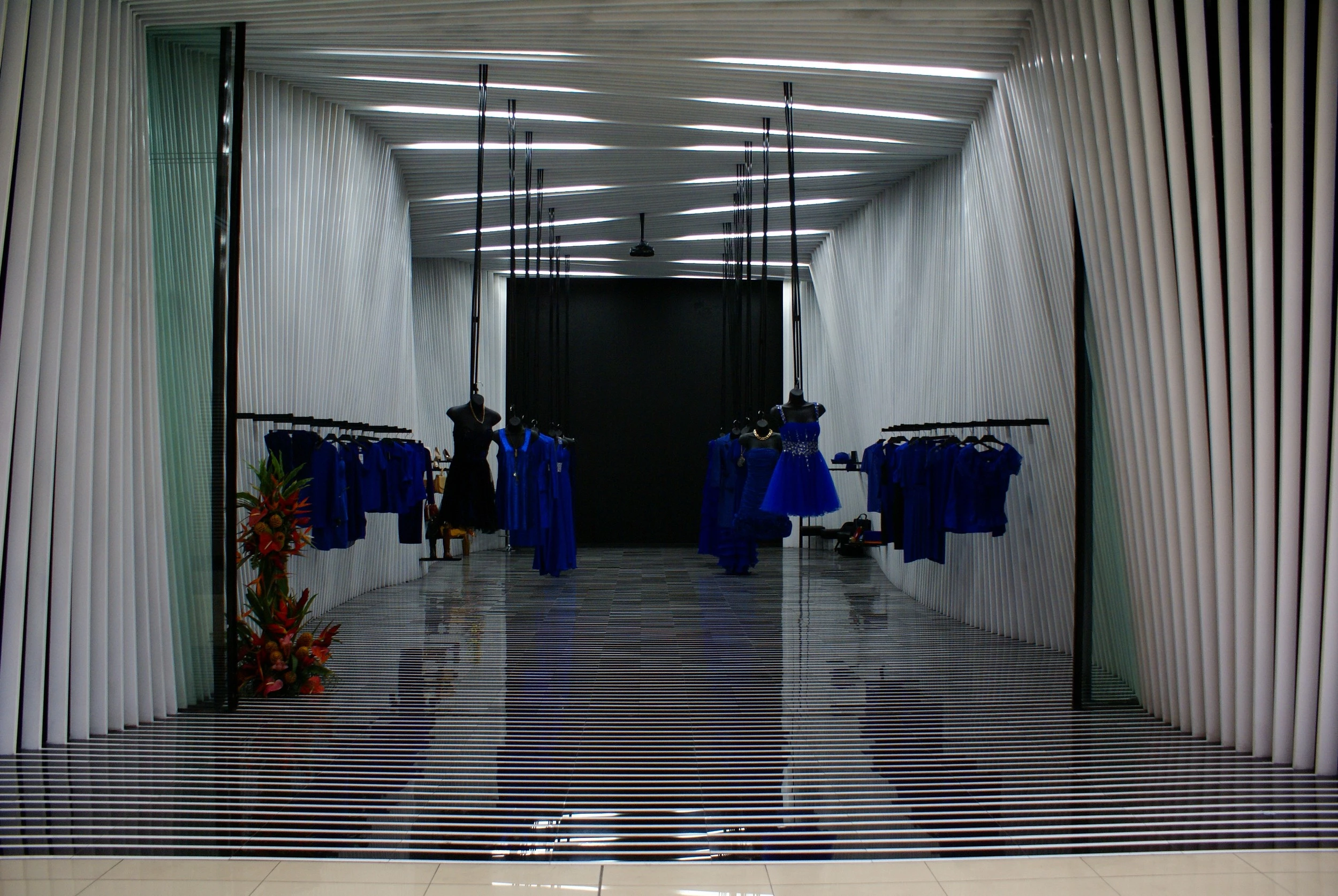 弧形幕布下的服装展示空间-11